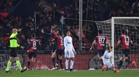 Bukannya bangkit, Inter justru makin terpuruk di babak kedua. Mereka kebobolan lagi, kali ini lewat gol mantan pemainnya, Goran Pandev. Foto: Alberto Lingria/Reuters