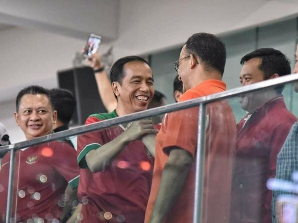 Foto: Semringahnya Anies dan Jokowi di Laga Final Piala Presiden