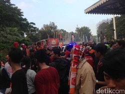 Meski Hujan Turun, Jakmania Tetap Bertahan di Balai Kota