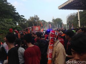 Meski Hujan Turun, Jakmania Tetap Bertahan di Balai Kota Meski Hujan Turun, Jakmania Tetap Bertahan di Balai Kota