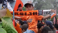 Massa Jakmania mulai dari tua hingga anak kecil, laki-laki hingga perempuan berbaur menjadi satu merayakan kemenangan Persija.