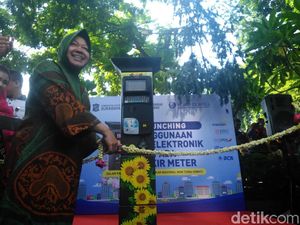 Keren, Risma Resmikan Kartu Parkir Eelektronik di Taman Bungkul