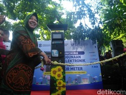 Keren, Risma Resmikan Kartu Parkir Eelektronik di Taman Bungkul