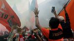 Aksi Jakmania Nyebur di Kolam Balai Kota