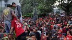 Aksi Jakmania Nyebur di Kolam Balai Kota