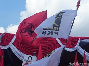 Bendera PKS dan PDIP Berbaur di Deklarasi Kampanye Damai Pilgub Jatim
