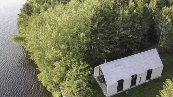 Cantiknya Rumah Putih di Pinggir Danau yang Muat 12 Orang