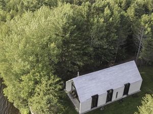 Cantiknya Rumah Putih di Pinggir Danau yang Muat 12 Orang