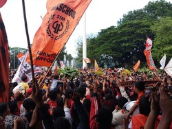 The Jakmania Menyelimuti Balaikota