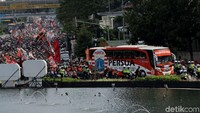 Para Jak Mania mulai bergerak menuju arah Bundaran Senayan setelah bus yang berisikan pemain Persija melintas. Mereka ada yang memakai sepeda motor ada pula yang menaik bus.
