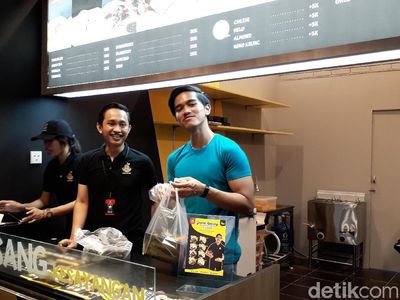 Ini Aksi Kaesang Pangarep Layani Pembeli di Pembukaan Gerai Sang Pisang Bandung