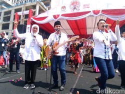 Membawa Gitar, Emil-Khofifah Bersholawat di Deklarasi Kampanye Damai