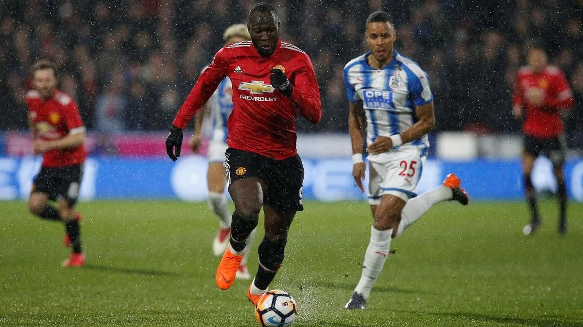 Romelu Lukaku mencetak dua gol ke gawang Huddersfield Town untuk meloloskan Manchester United (Andrew Yates/Reuters)