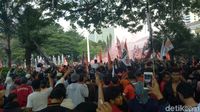Foto: Anies di Tengah Lautan Jakmania di Balai Kota