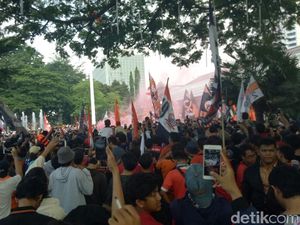 Foto: Anies di Tengah Lautan Jakmania di Balai Kota Foto: Anies di Tengah Lautan Jakmania di Balai Kota