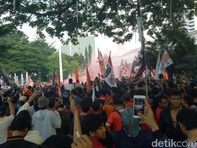 Foto: Anies di Tengah Lautan Jakmania di Balai Kota