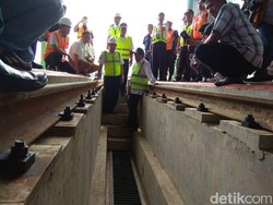 Lagi Blusukan Proyek DDT, Menhub Masuk Kolong Rel