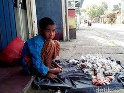 Wafi, Siswa Kelas 3 SD Tak Malu Jualan Kacang di Rembang