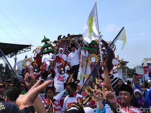 Deklarasi Kampanye Damai, Khofifah-Emil Diarak Kereta Hias