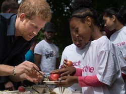 Ini Aksi Pangeran Harry Layani Makan Siang Gratis untuk Anak Sekolah