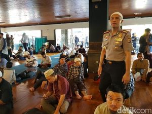 Cegah Penyerangan di Masjid, Polisi Bandung Ikut Salat Berjamaah