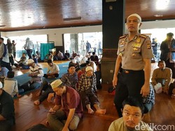 Cegah Penyerangan di Masjid, Polisi Bandung Ikut Salat Berjamaah