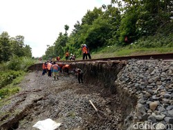Jalur Rel KA yang Longsor di Grobogan Belum Bisa Dilalui