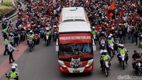 Pantauan detikSport, sekitar pukul 14.30 WIB, Minggu (18/2/2018) Jak Mania mulai berdatangan di Plaza Barat, Jalan Asia Afrika, Jakarta.