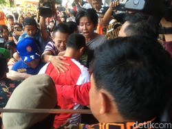 Sambut Persija di Balai Kota, Anies Dibopong Jakmania