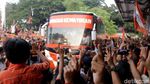 Aksi Jakmania Nyebur di Kolam Balai Kota