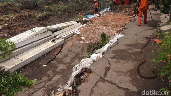 Penampakan Jalan Ambles di Pulogadung