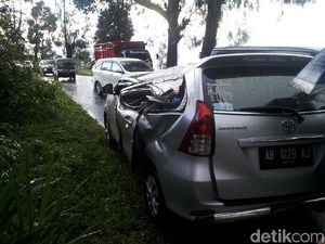 Tebing Longsor Timpa Mobil di Jalur Kopeng-Magelang