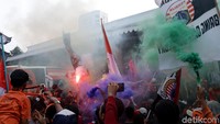 Flare dinyalakan, asap warna-warni membumbung di halaman Balai Kota.