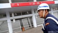 Kerusakan tak cuma terjadi di dalam Stadion Utama Gelora Bung Karno. Di luar, pagar pembatas antrean di loket penjualan tiket pun turut jadi korban.