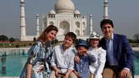 Saat PM Kanada Justin Trudeau Ajak Keluarga Pose di Taj Mahal