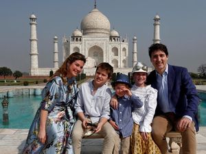 Saat PM Kanada Justin Trudeau Ajak Keluarga Pose di Taj Mahal