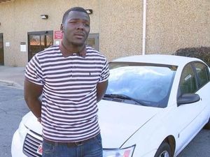 Ketahuan Jalan Kaki Tiap Hari, Pria Ini Dikasih Mobil oleh Rekan Kerjanya