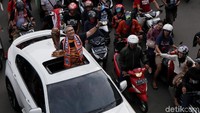 Tampak juga Ketua Umum Jak Mania Ferry Indrasjarief dalam rombongan pawai tersebut.