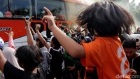 Yel-yel Persija Jakarta juga menggaung di Balai Kota. Sesekali mereka berteriak menagih janji Gubernur Jakarta untuk dibuatkan stadion.