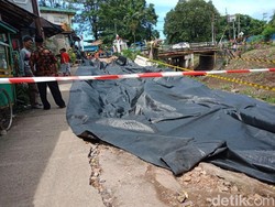 Jalan Ambles di Pulogadung Ditutup Terpal agar Tak Longsor Kena Hujan