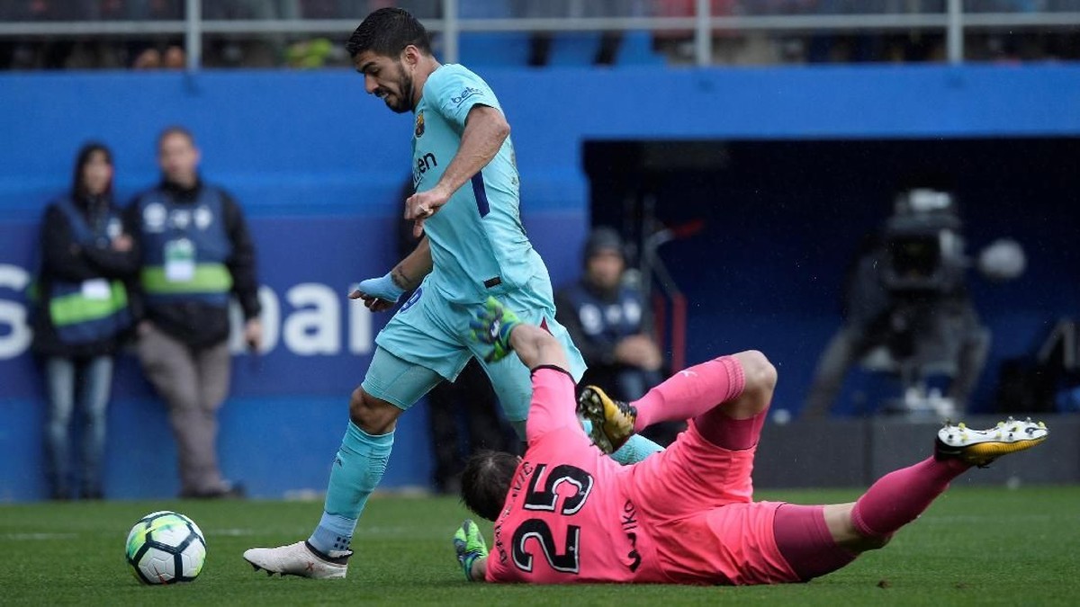 Luis Suarez memperdaya kiper Eibar Marko Dmitrovic (Vincent West/Reuters)