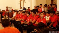 Sementara para pemain sudah berada di dalam ruang tamu Balai Kota.
