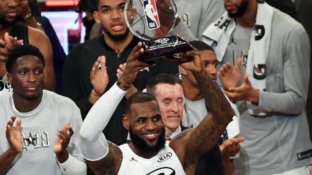 LeBron James mengangkat trofi MVP NBA All Star 2018.