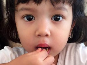 Lihat Nih Aksi Zoe, Anak Artika Sari Devi dan Baim Saat Makan