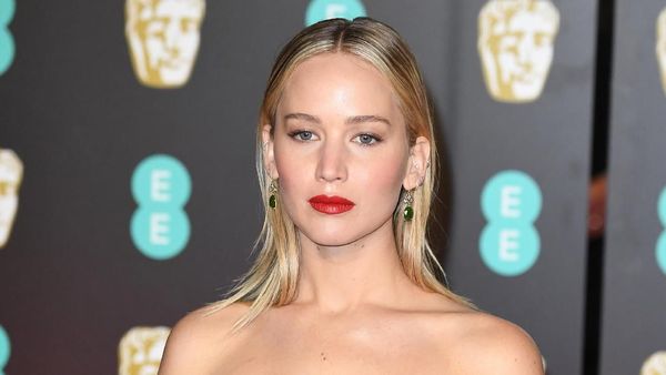 Foto: Jennifer Lawrence Pelit Senyum di Red Carpet BAFTA, Ada Apa Sih?