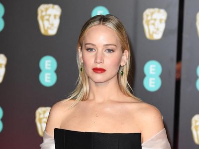 Foto: Jennifer Lawrence Pelit Senyum di Red Carpet BAFTA, Ada Apa Sih?