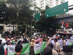 Mahasiswa S3 Demo soal Beasiswa di Kantor Sri Mulyani