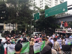 Mahasiswa S3 Demo soal Beasiswa di Kantor Sri Mulyani