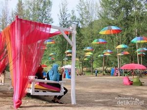 Warna Warni Pantai Kuala Leupung di Aceh