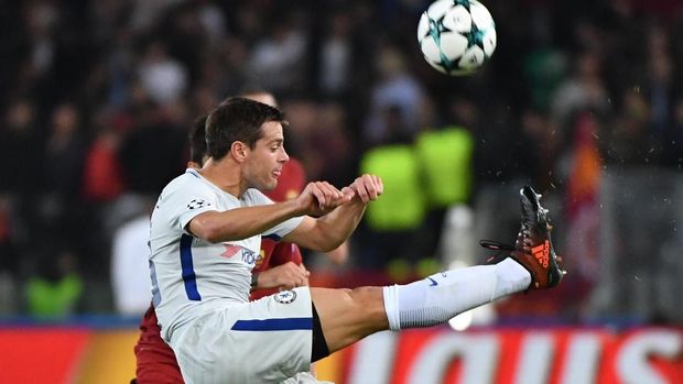 Cesar Azpilicueta menilai fans Chelsea masih memiliki dendam kepada Andres Iniesta.